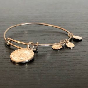 🟢 simple silver charm bracelet